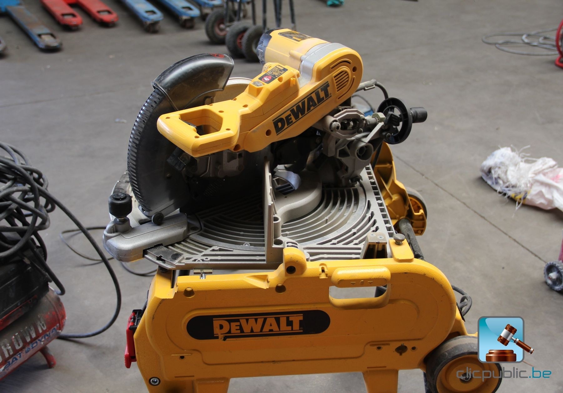 Scie à onglet DEWALT D27107 VQS Clicpublic.be, les ventes publiques en 1 clic.