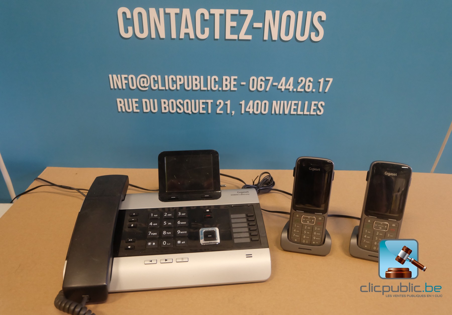 Lot de 4 téléphones portables avec leurs chargeur high tech