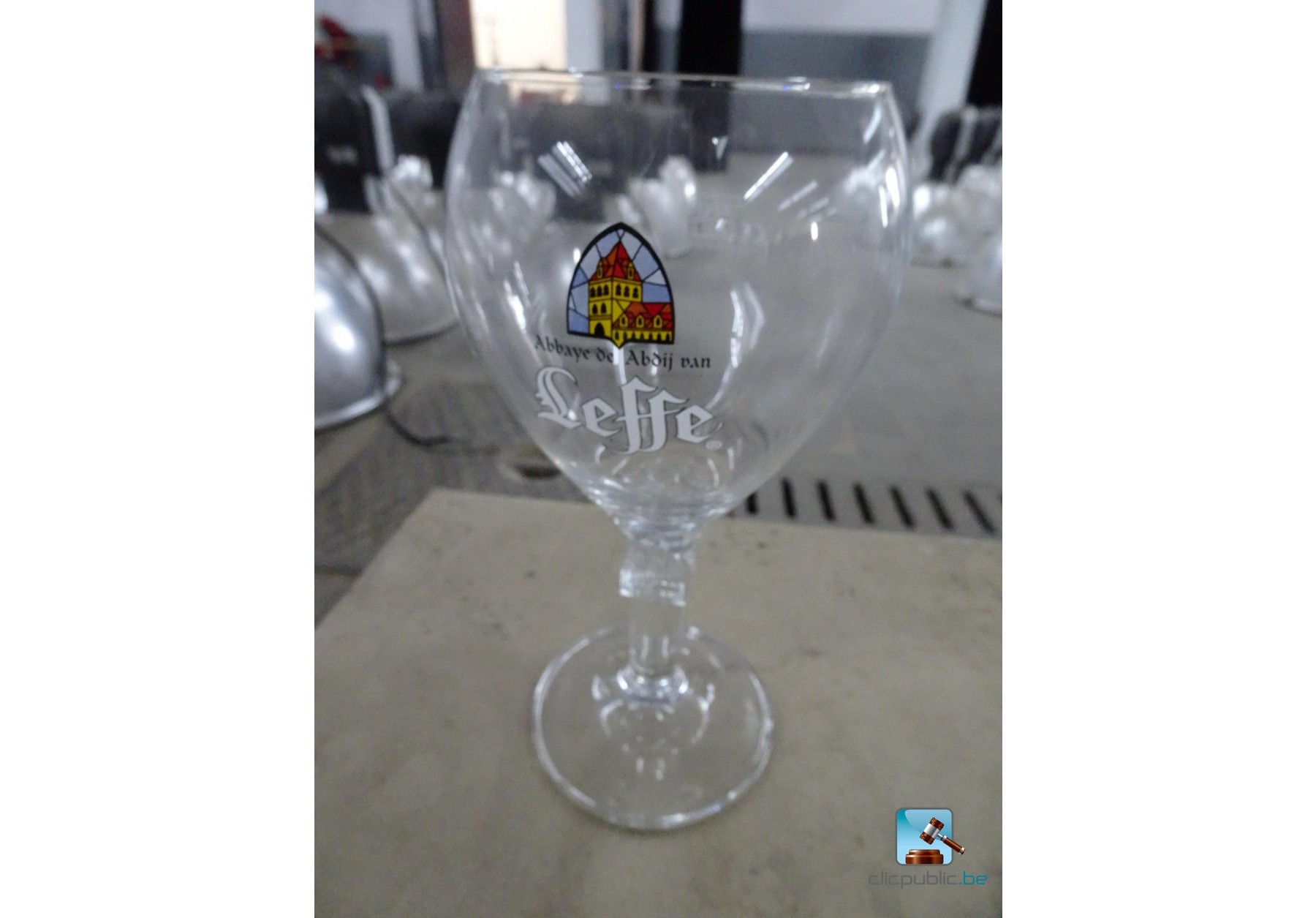 2 Verres à Bière Leffe Nucléés 33cl + 2 Sous-verres - Fabriqué Au Royaume-Uni - Verre Calice Haute Qualité, Lave-vaisselle