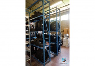 Stapel von Lagerregalen