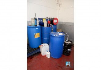 Charge von Dosen mit Automobilprodukten