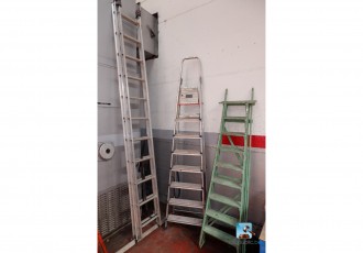 Satz Leitern und Trittleitern