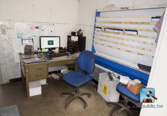 Viele Büromöbel und Computerausrüstung