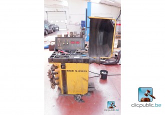 Maschine zum Auswuchten von Reifen