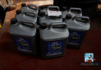 Charge von Ölkannen