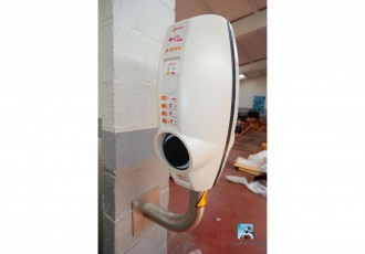 Satz mit 2 Ladestationen für Elektrofahrzeuge