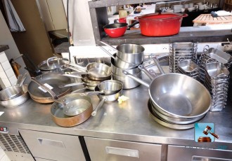 Satz Töpfe und Pfannen