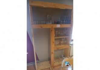 Menge von Möbeln und Geschirr