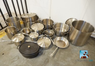 Eine Vielzahl von Töpfen und Pfannen