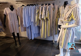 Lot de robes et blouses longues à motif