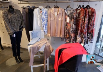 Lot de blouses et de pantalons