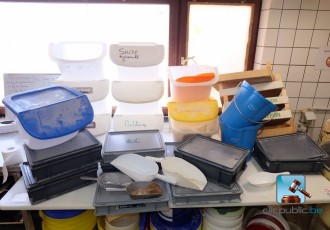 Set van emmers en bakken